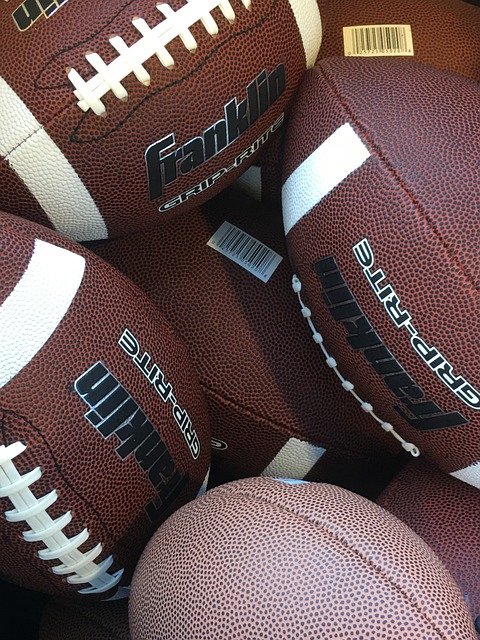 勇士轻松大胜马刺，库明加再次受伤成隐忧.